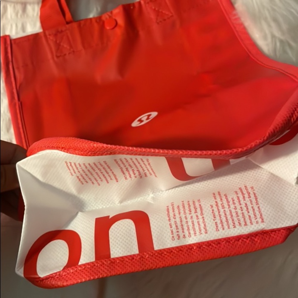 Red Lululemon bag - Picture 4 of 4
